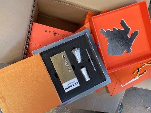 Луксузна алкохолна пића и цигарете у контејнеру машина и алата 