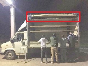 Мигранти у ''бункеру'' крова комбија 