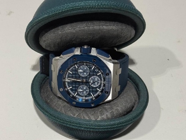 Непријављени луксузни часовник   