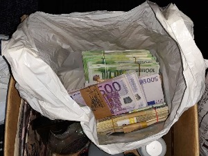 Готово 300.000 непријављених евра заплењено на прелазу Ватин 