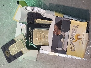 Златне плочице у кутији цигарета