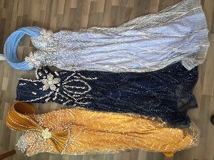 Суџук и свечане хаљине испод торби и кофера