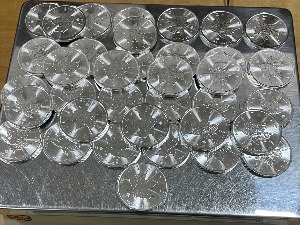 Драгоцености и семе канабиса у лименој кутији