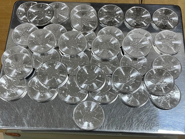 Драгоцености и семе канабиса у лименој кутији