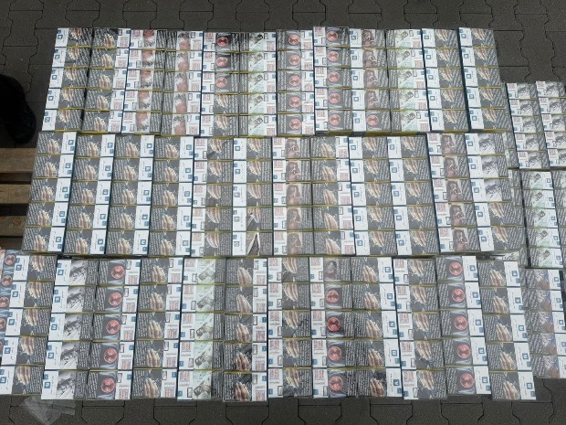 Цигарете у дуплим страницама и поду приколице