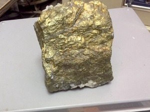 Камен са златним честицама у пртљагу