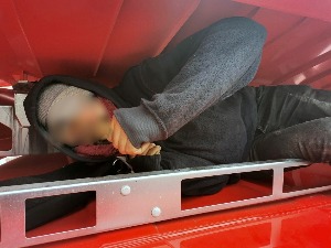 Мигранти на шасији полуприколице и на кабини камиона