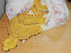 Златне огрлице вредне око три милиона динара у јастуку