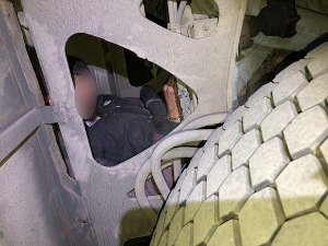 Мигранти заглављени између задњих точкова аутобуса на Градини