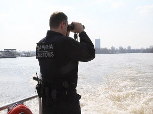 Цариници на рекама будно мотре на кријумчаре нафте