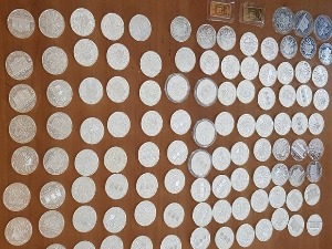 Заплењени сребрњаци и златне плочице