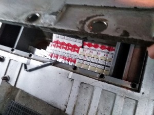 У поду комбија „бункер“ пун цигарета