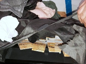 Свежњеви евра сакривени испод поставе кофера