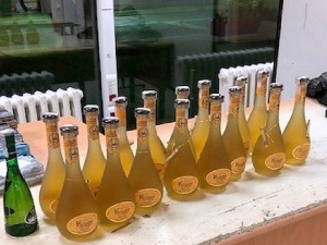 Пакетићи дроге у ваздушном јастуку, ракија и цигарете међу гардеробом