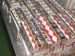 Аутомобил нафилован са 12.000 паклица цигарета