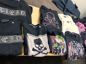 Менаџер реп бенда кријумчарио вредну гардеробу за музичаре