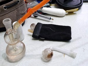 Опрема за конзумирање дроге пронађена у аутомобилу кријумчара људи