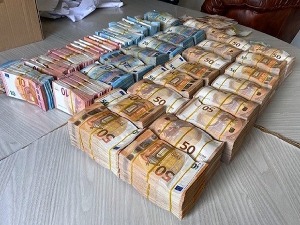 Преко пола милиона евра скривено у аутомобилу