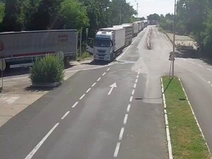 На прелазу Ватин без задржавања за путнике, али не и за теретњаке