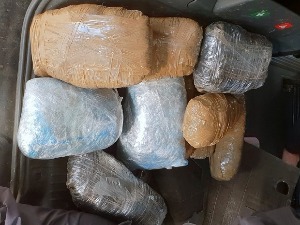 Више од 10 кг марихуане у тајном бункеру испод гепека