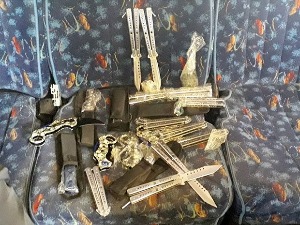 Борбени и ловачки ножеви сакривени у аутобусу