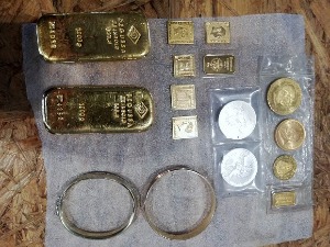 Златне полуге у наслону за руке