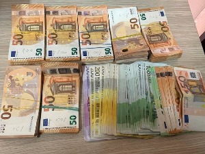 Свежњеви евра сакривени у сувозачко седиште