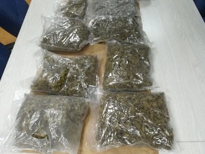 „Молер“ у наслонима седишта и резервном точку кријумчарио 16 кг марихуане