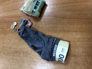 Еври у торби за лаптоп и у чарапи за појасом