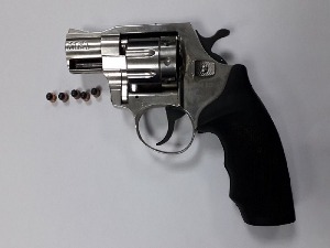 Путници из аутобуса крили оружје и лекове