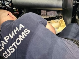 220.000 евра у фабричким шупљинама мерцедеса