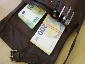 Непријављене девизе у футроли за наочаре и торбици