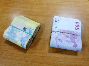 Путница у појас испод грудњака сакрила 70.000 evra