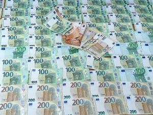 На Градини заплењене девизе и алкохол