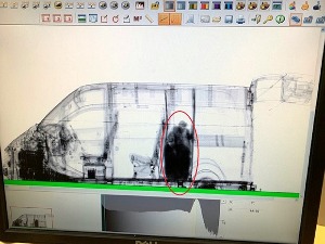 Мигранти у специјално преграђеном „бункеру“ комбија