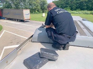 Возач сакрио цигарете у климу, иза резерваоара и кревета у аутобусу