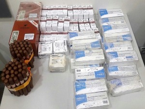 На аеродрому заплењени скупи кубански лекови, цигаре и сат