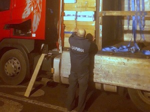 48.000 паклица цигарета у „бункеру“ камиона на Нештину