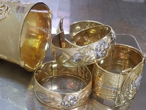 На Градини спречено кријумчарење цигарета и кофера са златом