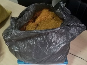 Резани дуван и гасни пиштољ сакривени у пртљажницима аутомобила