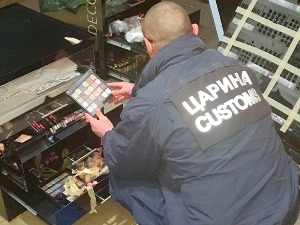 Пун гепек непријављене козметике