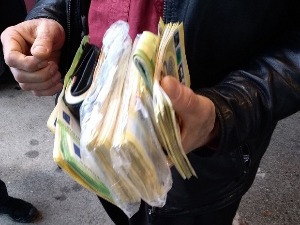 У чарапе и јакну сакрио преко 80.000 евра