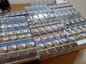 Пуне торбе кријумчарених цигарета