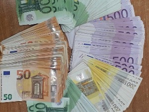 Аутобус и аутомобил дупке пуни непријављених девиза