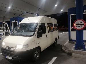 Кријумчарио тинејџере у дуплом крову комбија