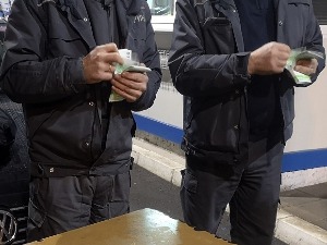 Мењач и иструмент-табла „нафиловани“ девизама