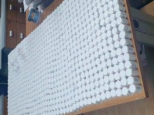 Пуне торбе психоактивних лекова у поду камионске приколице