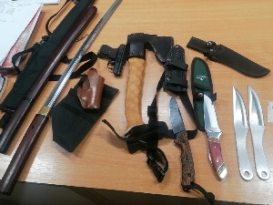 Хладно оружје и гасни пиштољ скривени у аутомобилу