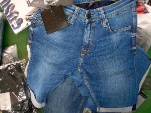 Заплењено готово две тоне кријумчарене гардеробе