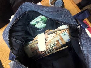 Пуна торба непријављених девиза